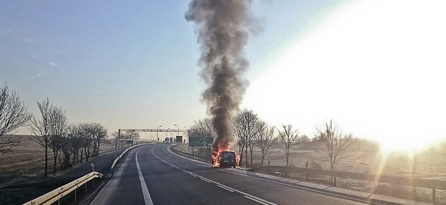 Do pożaru samochodu doszło we wtorek, 27 lutego, na drodze K92 koło Świebodzina. 