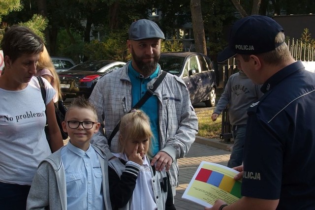 W pierwszy dzień roku szkolnego 2018/2019 (3 września) policjanci i strażnicy miejscy prowadzili działania na terenie powiatu inowrocławskiego, których celem była bezpieczna droga dzieci i młodzieży do szkoły i ze szkoły do domu. Rolą policjantów jest prowadzenie działań prewencyjnych w rejonach szkół, oddziaływanie profilaktyczne i edukacyjne oraz przeciwdziałanie zagrożeniom i reagowanie na nie. - Podczas działań w pierwszym dniu roku szkolnego policjanci wręczali najmłodszym znaczki odblaskowe ufundowane przez Starostwo Powiatowe w Inowrocławiu. Zaś Gmina Inowrocław zadbała o przygotowanie wspólnie z inowrocławską Policją wyjątkowych planów lekcji, które zawierają ważne dla dzieci wskazówki, ale też między innymi logo akcji MSWiA „Kręci mnie bezpieczeństwo przez cały rok szkolny” - informują funkcjonariusze.Podczas spotkań pod szkołami z dziećmi policjanci prowadzili rozmowy na temat podstawowych zasad ruchu drogowego. Zwracali się też do rodziców o prowadzenie z dziećmi rozmów edukacyjnych w domach, na przykład o bezpiecznym zachowaniu się na drogach.Przy okazji funkcjonariusze życzyli uczniom bezpiecznego roku szkolnego 2018/2019.(FI)