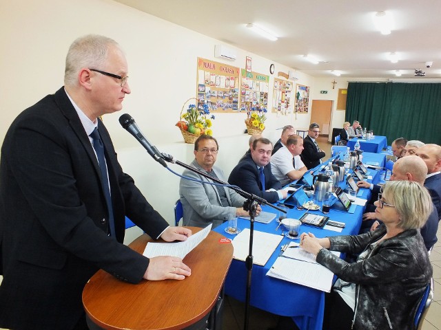 O rozbudowie Szkoły Podstawowej w Godowie radnym i sołtysom mówił Marek Wojtas, wójt Pawłowa