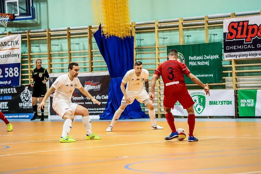 Futbalo Białystok (na biało) znów nie znalazło sposobu na...