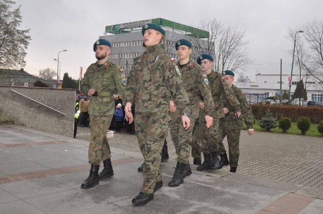 Członkowie JS 2044 są czynnymi funkcjonariuszami wojskowymi.