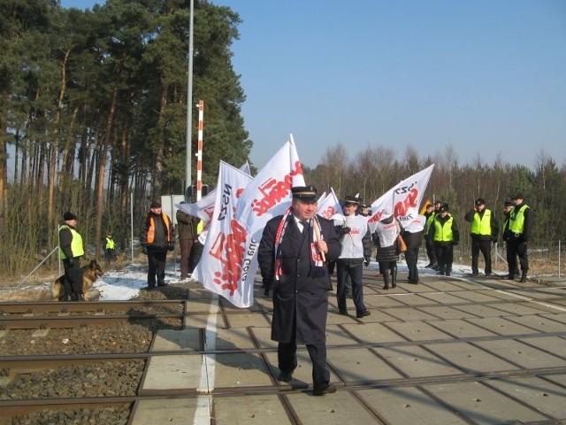 - Związkowcy z kolejowej "Solidarniści&#8221; przez godzinę chodzili z flagami i transparentem po torowisku. - Jeśli to nie przyniesie skutku, w następny piątek będzie akcja w urzędzie marszałkowskim - mówili.