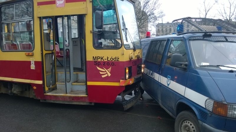 Wypadek na ul. Pomorskiej. Radiowóz zderzył się z tramwajem [zdjęcia]