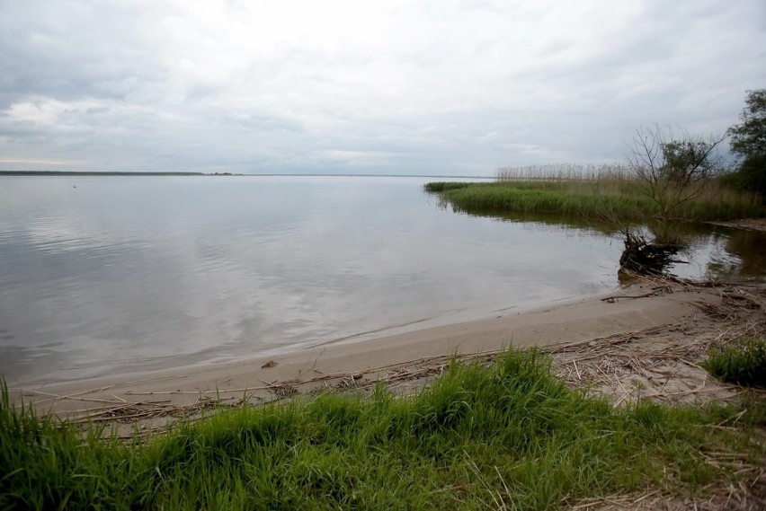 Plaża Mieleńska. Z dawnej świetności zostały śmieci