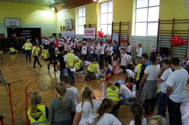W poniedziałek o godzinie 11.45 Szkoła Podstawowa nr 2 w Gubinie wzięła udział w biciu rekordu w resuscytacji krążeniowo-oddechowej. Akcja organizowana była razem z Wielką Orkiestrą Świątecznej Pomocy.