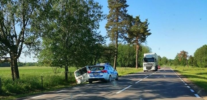 Bielsk Podlaski. Bus wjechał do rowu na DK 19. Dwie osoby poszkodowane