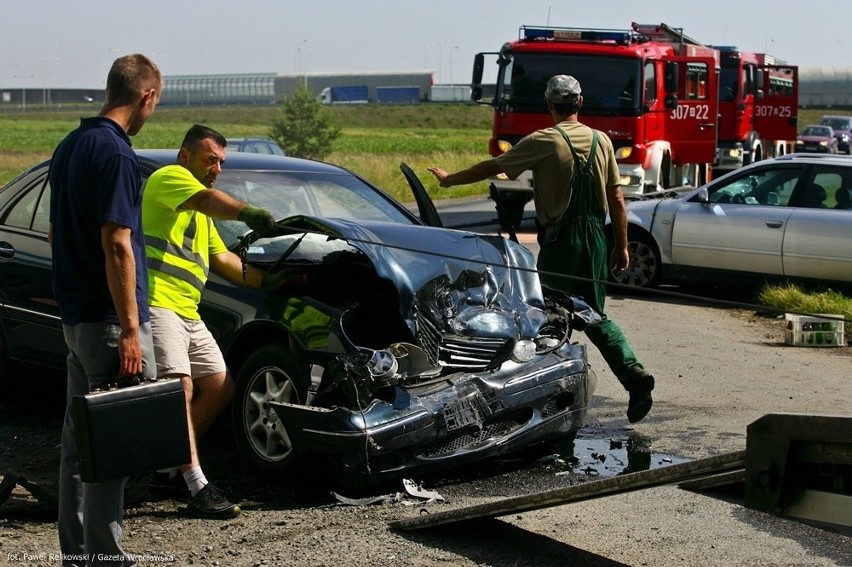 Wypadek przy AOW w pobliżu węzła Cesarzowice. Sześć osób rannych (ZDJĘCIA, FILM)