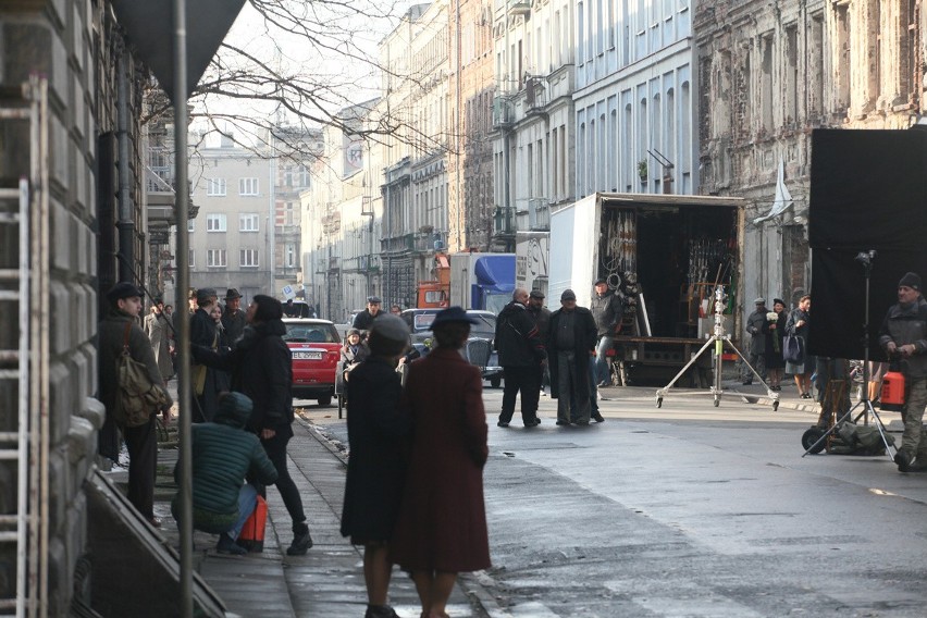 Ekipa Wajdy znów na Włókienniczej. Bogusław Linda pod ochroną [ZDJĘCIA]