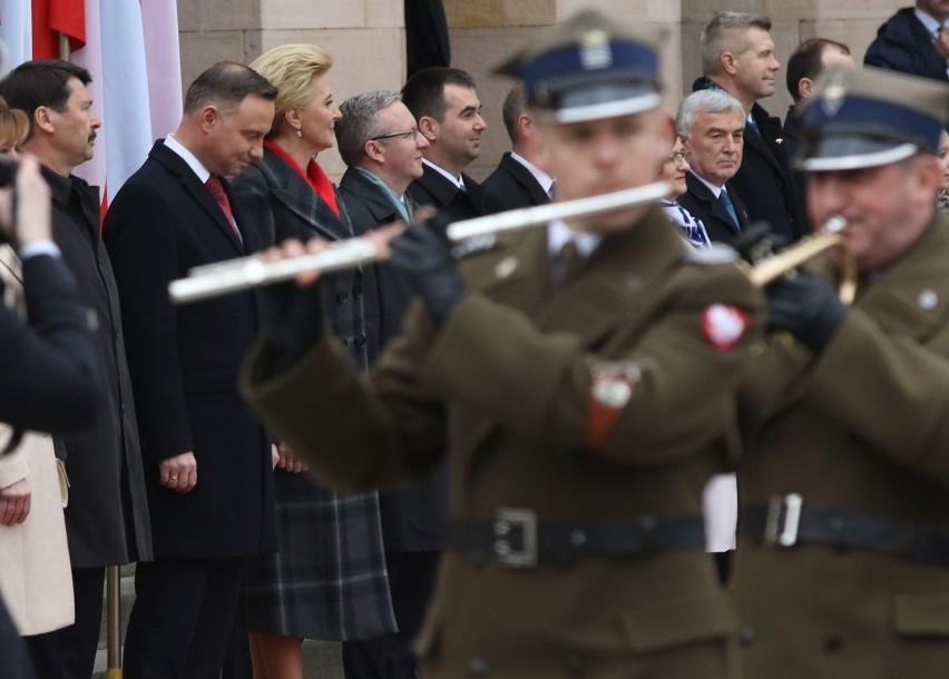 Oficjalne powitanie prezydentów Polski i Węgier na placu przed Wojewódzkim Domem Kultury w Kielcach