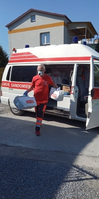 Wolontariusze Polskiego Czerwonego Krzyża rozwieźli  paczki żywnościowe od Circle K do 100 potrzebujących mieszkańców Sandomierza [ZDJĘCIA]