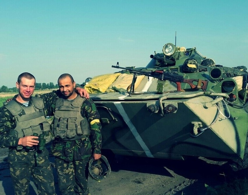 Pojazd opancerzony BTR, którym Ronald ( z prawej) był na...