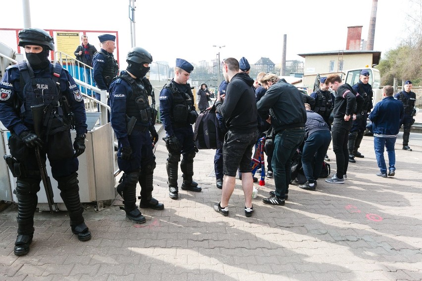 Policja sprawdzała podróżujących do Poznania