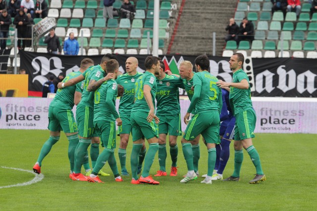 Śląsk Wrocław w sobotnim meczu 35. kolejki LOTTO Ekstraklasy zmierzy się z Wisłą Płock na Stadionie Wrocław (godz. 15.30). Okazuje się, że nawet porażka nie przekreśli szans wrocławian na utrzymanie, choć wydatnie ograniczy szanse WKS-u. Przy wyjątkowo szczęśliwym dla WKS-u zbiegu okoliczności, nawet tylko jedno zwycięstwo do końca sezonu może dać utrzymanie. Oto, co musi się stać, by Śląsk zachował ligowy byt (sytuacja przed meczem z Wisłą Płock).