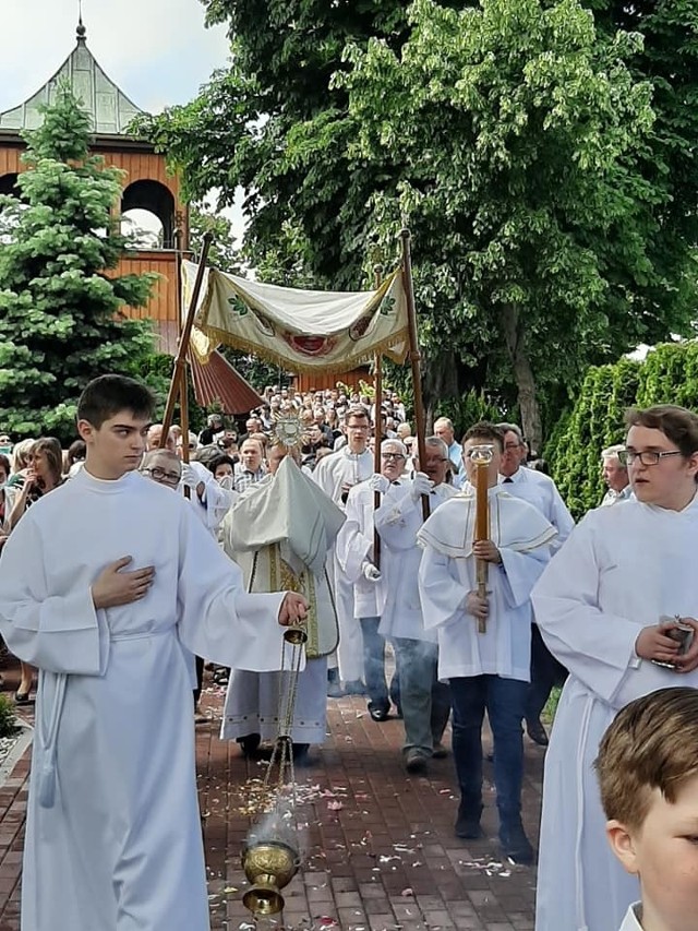 Mieszkańcy Grójca i pozostałych parafii w powiecie obchodzili w czwartek 11 czerwca uroczystość Bożego Ciała. W parafii świętego Mikołaja w Grójcu pana Jezusa adorował tłum wiernych, który podążał za najświętszym sakramentem ulicami miasta. - Nie byłoby tak pięknie przygotowanej uroczystości, gdyby nie zaangażowanie parafian. Dziękujemy delegacji mieszkańców Grudzkowoli za przygotowanie kwiatów i pierwszego ołtarza. Siostrom Adoratorkom Krwi Chrystusa za przystrojenie głównego ołtarza i pozostałych trzech ołtarzy. Wszystkim lektorom i ministrantom, bielankom, niosącym feretrony i chorągwie składamy serdeczne Bóg zapłać. Szczególne podziękowania kierujemy do Pana Marka, naszego organisty, za śpiew i grę na organach, a Panu Janowi Jasińskiemu za znakomite nagłośnienie uroczystości - napisała parafia na swoim profilu na Facebooku. Zobaczcie kolejne zdjęcia z procesji w parafii Świętego Mikołaja >>> 