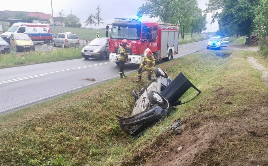 Kierowca osobówki może mówić o sporym szczęściu, z...