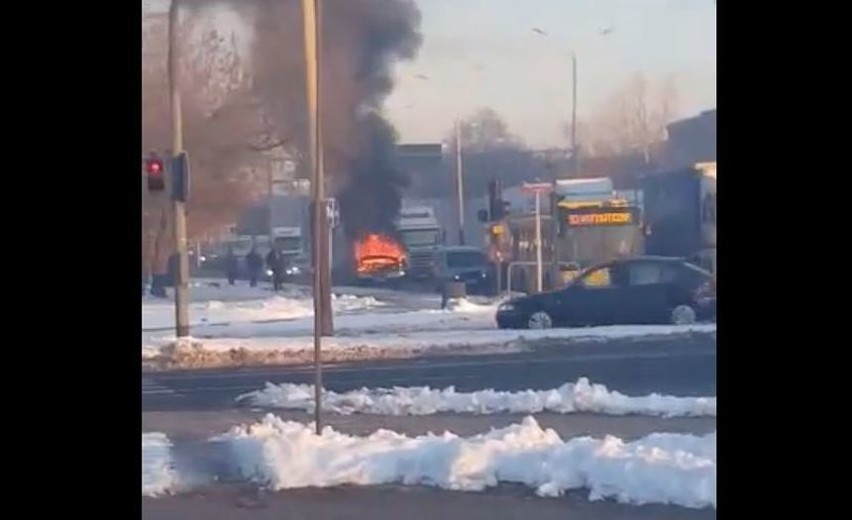 Pożar samochodu spowodował olbrzymie utrudnienia w ruchu