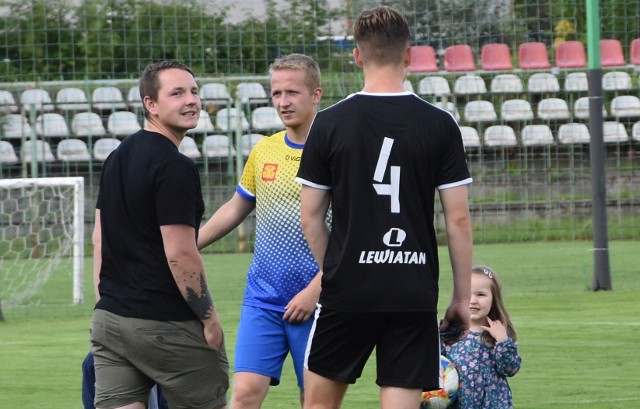 W półfinale Regionalnego Totolotek Pucharu Polski Korona II Kielce pokonała Neptun Końskie 5:0. Zapraszamy do obejrzenia kulisowych zdjęć z tego pojedynku. Na spotkaniu byli między innymi Krzysztof Zając, prezes Korony, były piłkarz Korony i były trener Neptuna Waldemar Szpiega, żony kilku zawodników, między innymi Jakuba Kotarzewskiego. Tego ostatniego w akcji przyszedł też zobaczyć Michał Stachura, piłkarz i również trener w KKP Korona Kielce. Szczegóły na kolejnych slajdach. (dor)