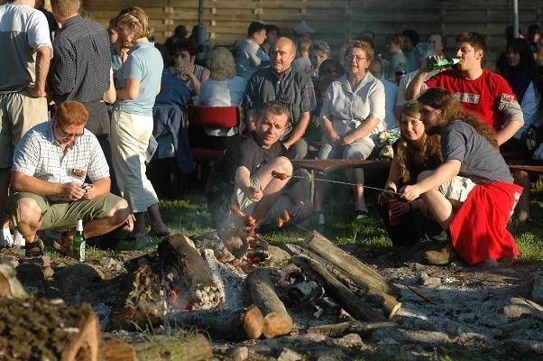 Watra to symboliczne ognisko rozpalane przez Łemków, ale można w nim piec kiełbaski, co czyni wielu uczestników