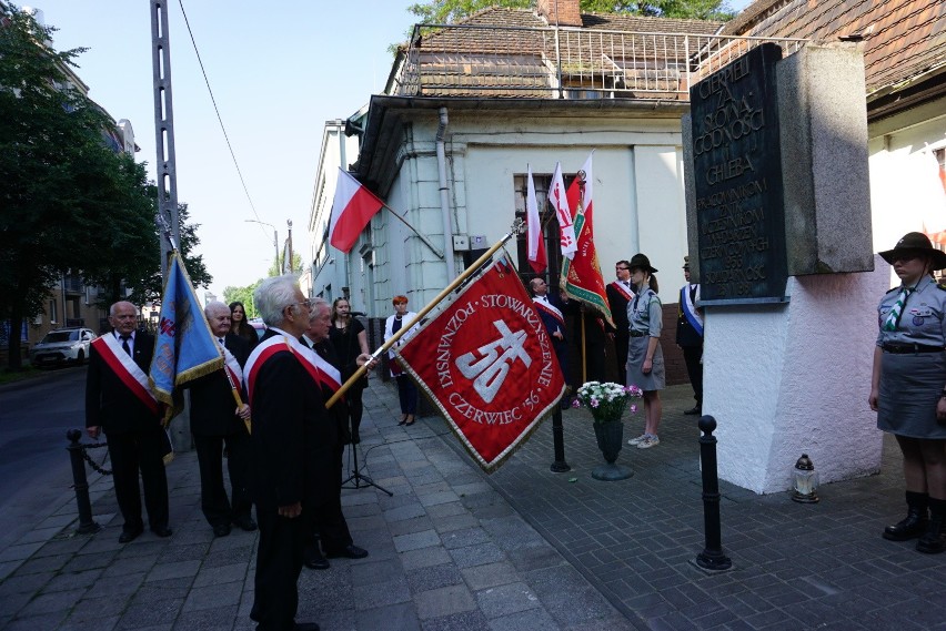 Czerwiec 56: Złożenie kwiatów pod zakładem ZNTK