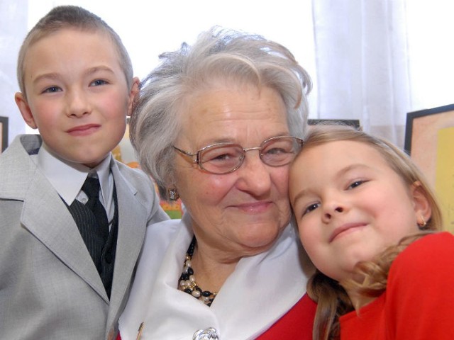 Maria Tomasik z wnuczętami. - Z babcią bawimy się, śpiewamy piosenki i gramy w szachy - zdradzają Olga i Sebastian.
