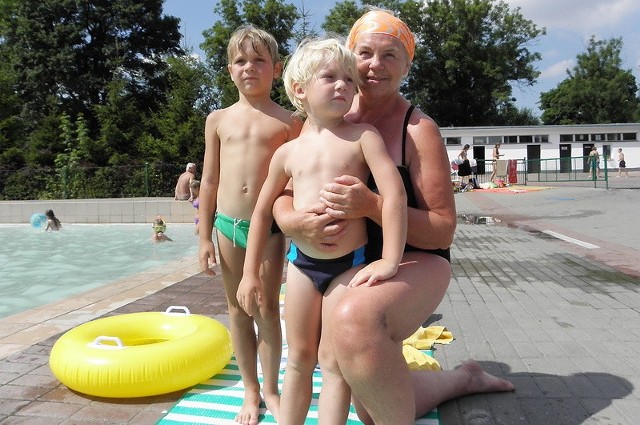 Elżbieta Zaremba z wnukami Mateuszem (z przodu) i Jakubem Olszewskim na basenach w Tarpnie