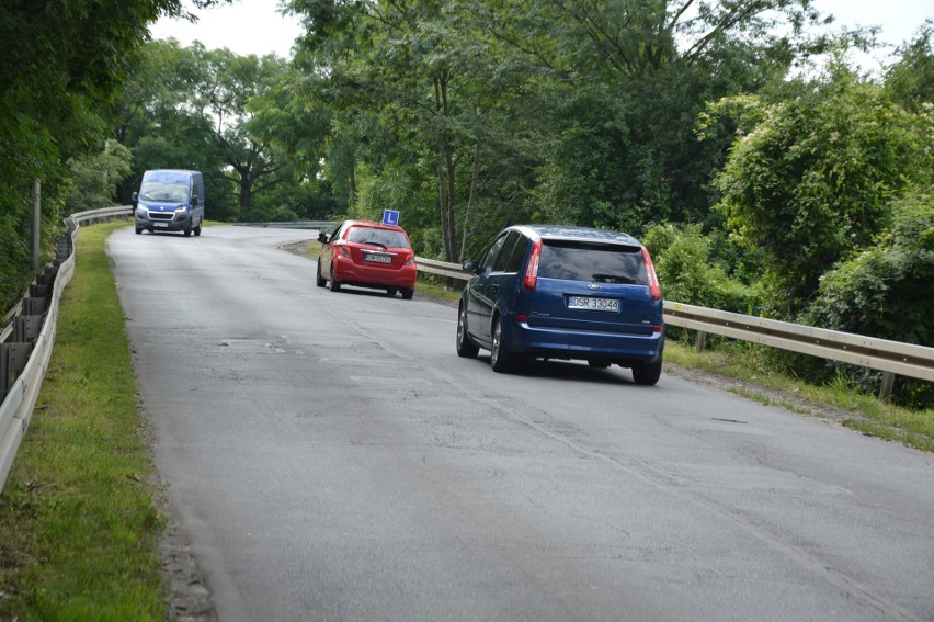 Na Księżu bez chodnika. Piesi chodzą ruchliwą ulicą