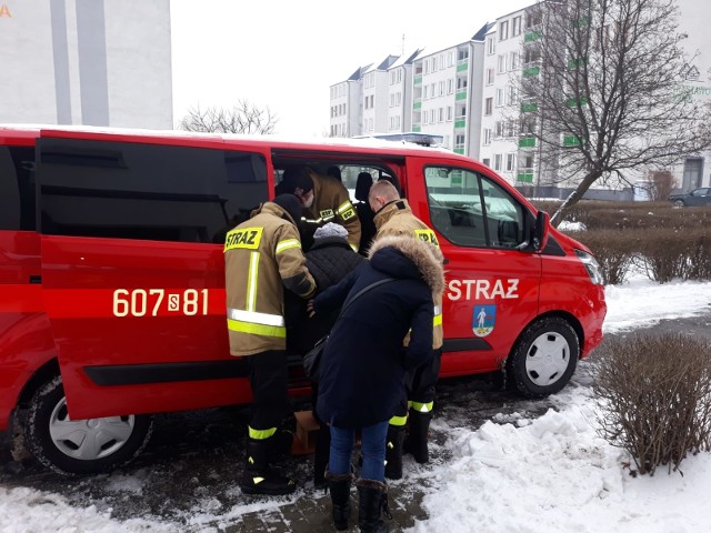 Siemianowiccy strażacy i druhowie pomagają zawieźć mieszkańców na szczepienie