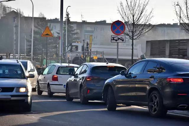 Na wąskich uliczkach Jagodna kierowcy mają problem z wymijaniem się. Zaparkowane samochody skutecznie im blokują tę możliwość.