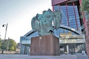 Rzeźba Igora Mitoraja przed Operą Krakowską | Dziennik Polski