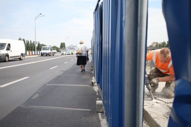 Po rozpoczęciu prac okazało się, że chodnikowe płyty betonowe nie mają już się na czym opierać. W MZD obiecują, że remont mostu zakończy się dzisiaj.