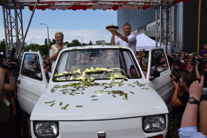 Niesamowity Maluch dla Toma Hanksa: Fiat 126p specjalnie dla aktora. Jest piękny