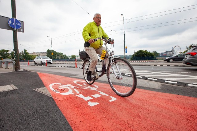 Rowerzyści mają mieć wreszcie do dyspozycji ścieżkę rowerową wzdłuż DK 94 na odcinku Wieliczka – Kraków. Jednak trzeba poczekać na nią znacznie dłużej niż zapowiadano, prawdopodobnie aż do jesieni 2023 roku (zdjęcie ilustracyjne)