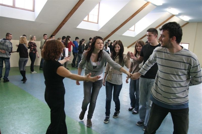 Uczniowie ZST ćwiczą poloneza