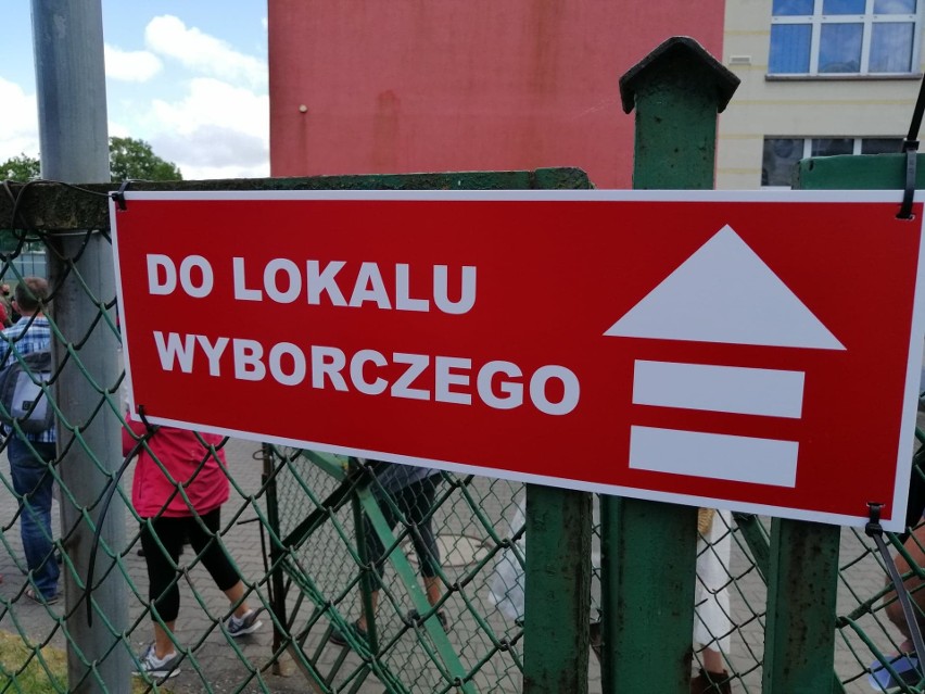 Długa kolejka ustawiła się m.in. przed lokalem wyborczym w...