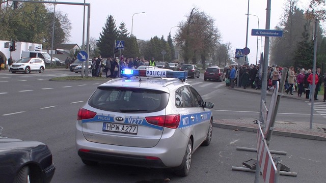 Patrole policji przy koszalińskim cmentarzu.