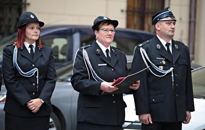 Kraków. Druhowie z OSP Przewóz odebrali nowy samochód. Czym jeszcze jeżdżą strażacy w Małopolsce? [GALERIA]