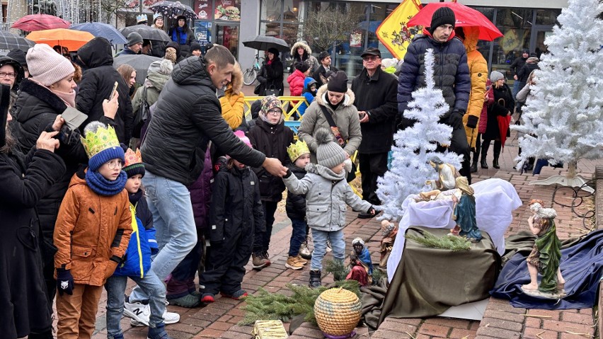 Orszak Trzech Króli w Tarnobrzegu. Tłumy wiernych mimo deszczu i radosne kolędowanie na Rynku. Zobacz zdjęcia 