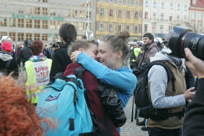 Marsz Równości w asyście policji. NOP-owcy w małych grupach, rzucali jajkami (ZDJĘCIA, FILM) 