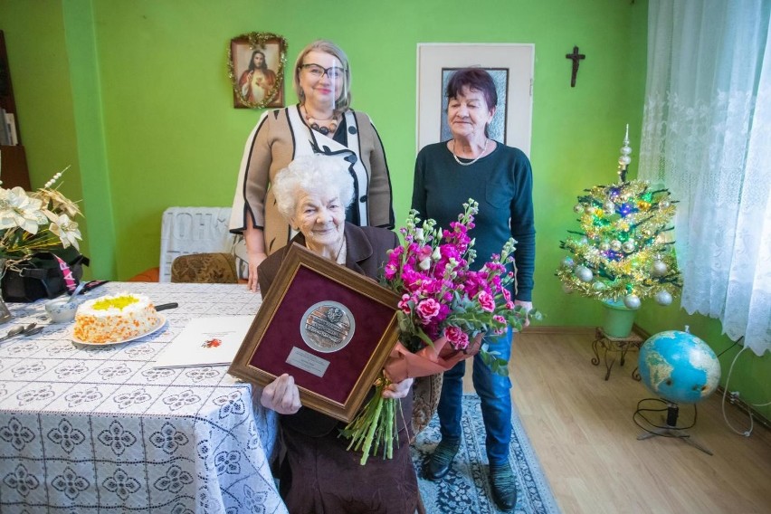 Pani Karolina Bujak, która medal otrzymała od...