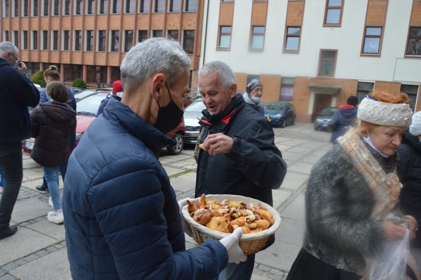 Biskup opolski Andrzej Czaja: Ubogich trzeba przytulać, a nie liczyć. Światowy Dzień Ubogich w Opolu