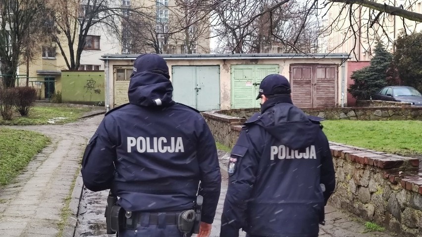  Ścigany w  Europie 27-letni Tadżyk został zatrzymany przez policję w Piotrkowie. Wpadł, bo zostawił dziecko w aucie Zobacz zdjęcia