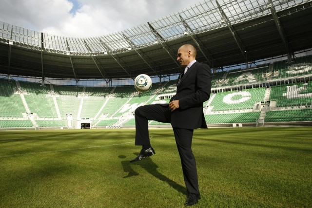 Michał Janicki nieźle radził sobie z piłką na stadionie. Może to on powinien nas promować w czeskim talk-show?