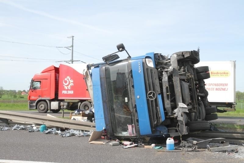 Wypadek na A4. Przewróciła się ciężarówka, 12.05.2015