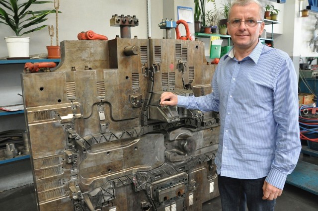 Produkujemy w naszej narzędziowni nawet 40-tonowe formy do odlewania aluminium. Sprzedajemy je fabrykom - mówi Bogdan Pszenica.