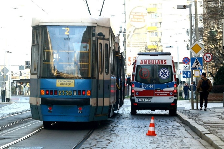 Śmierć w tramwaju. MPK utknęło na Szczytnickiej (ZDJĘCIA)