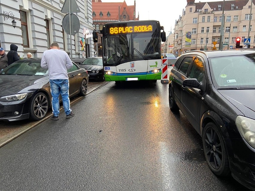 Problem na ulicy Jagiellońskiej w Szczecinie. Autobusy mają trudności z przejazdem przez źle zaparkowane samochody 