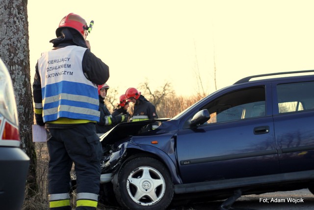 Do wypadku doszło na drodze krajowej nr 11 między Mścicami, a Dobiesławcem. Jedna osoba  została ranna.- W zderzeniu dwóch samochodów osobowych ranna została jedna osoba. Poszkodowany trafił już do szpitala w Koszalinie - usłyszeliśmy od  koszalińskiej  policji.Trwa ustalanie okoliczności wypadku. Policja informuje, że nie ma utrudnień w ruchu. Zobacz także Wypadek samolotu w Zegrzu Pomorskim