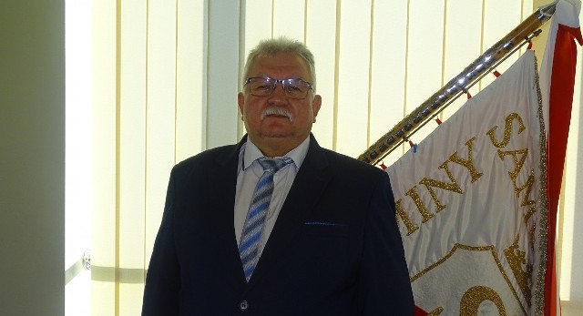 Mirosław Walewski został nowym radnym Rady Miejskiej w Zwoleniu. Podczas ostatniej sesji odebrał gratulacje z rąk burmistrza i pozostałych radnych.