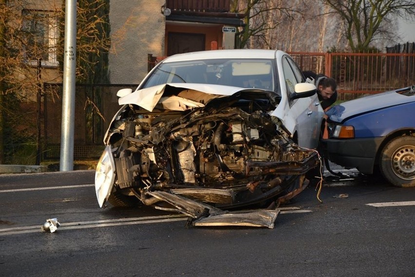 Groźny wypadek w Jastrzębiu. Zderzyły się trzy samochody