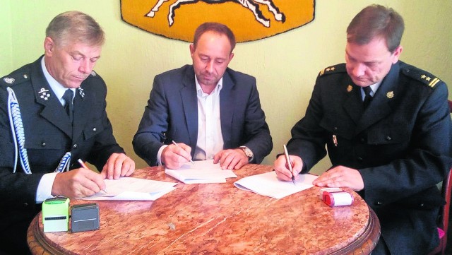 We wtorek umowę podpisali (od prawej) Paweł Kielar, komendant miejski PSP w Opolu, Krzysztof Mutz, wójt Tarnowa Opolskiego i Teodor Okos, prezes OSP Przywory.